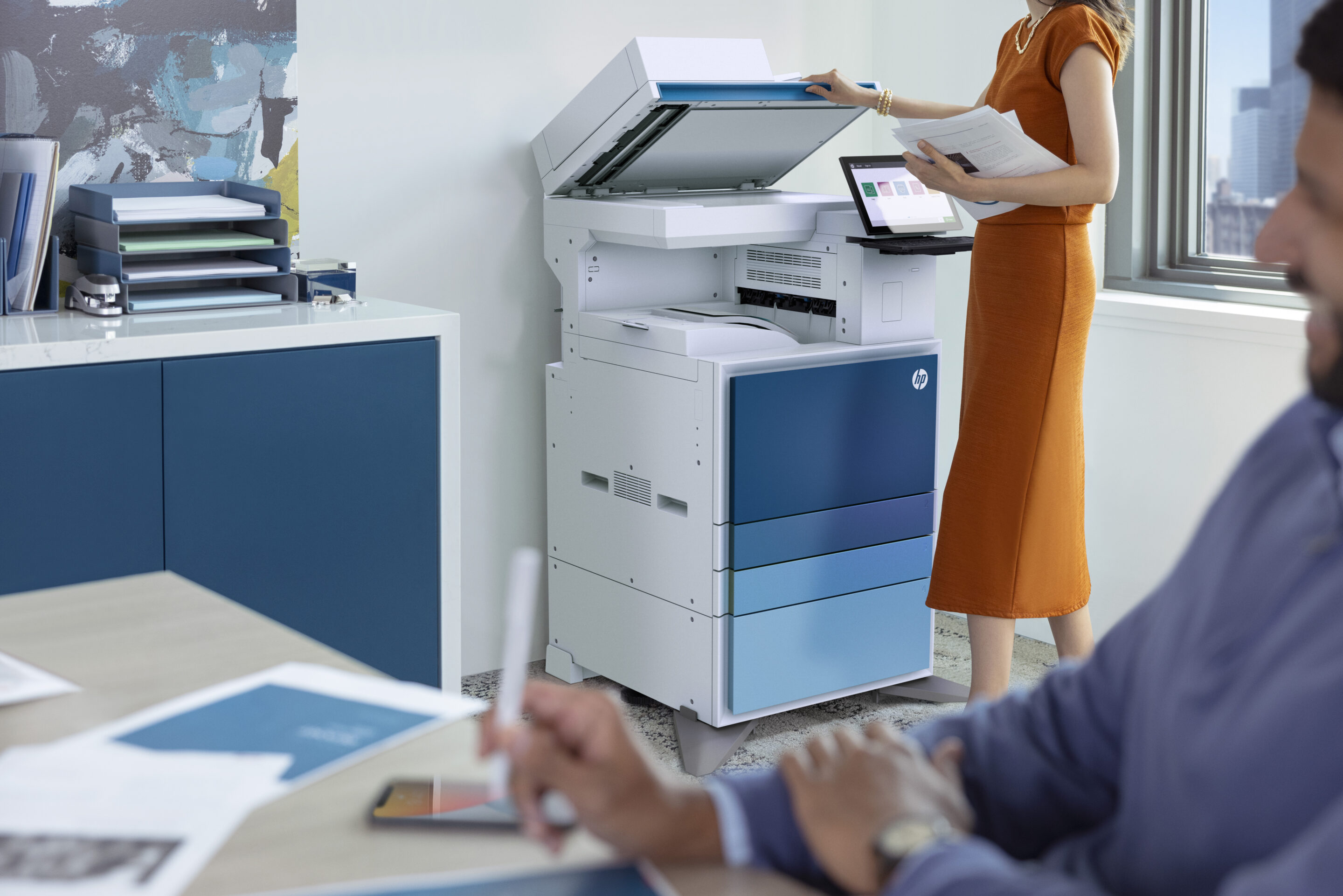 HP-MFP-Scanner-in-use-Situ-image Divi-About-Us-Section-Hero-Image-2